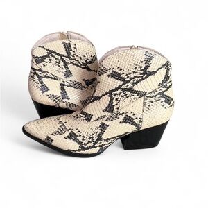 Sheryl Crow Daria Women’s Leather Cream and Black Snake Ankle Booties Size 8M